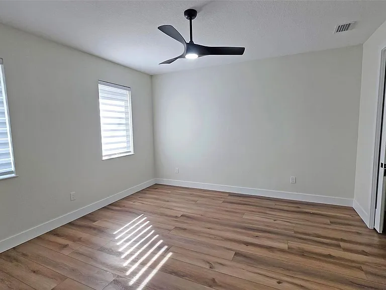 2475 Bay St — Photo 49