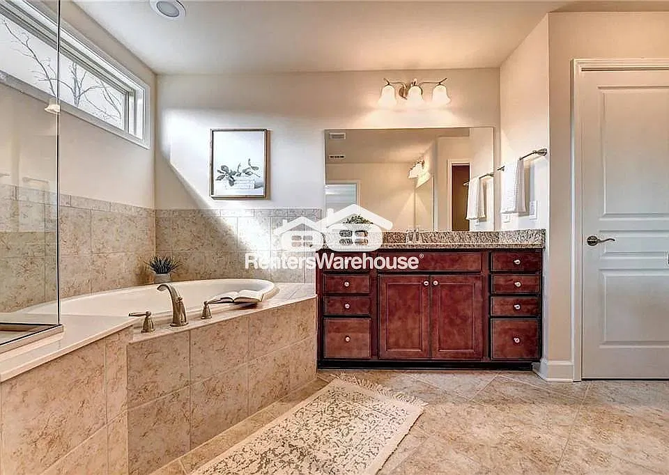 1025 Applegate Dr