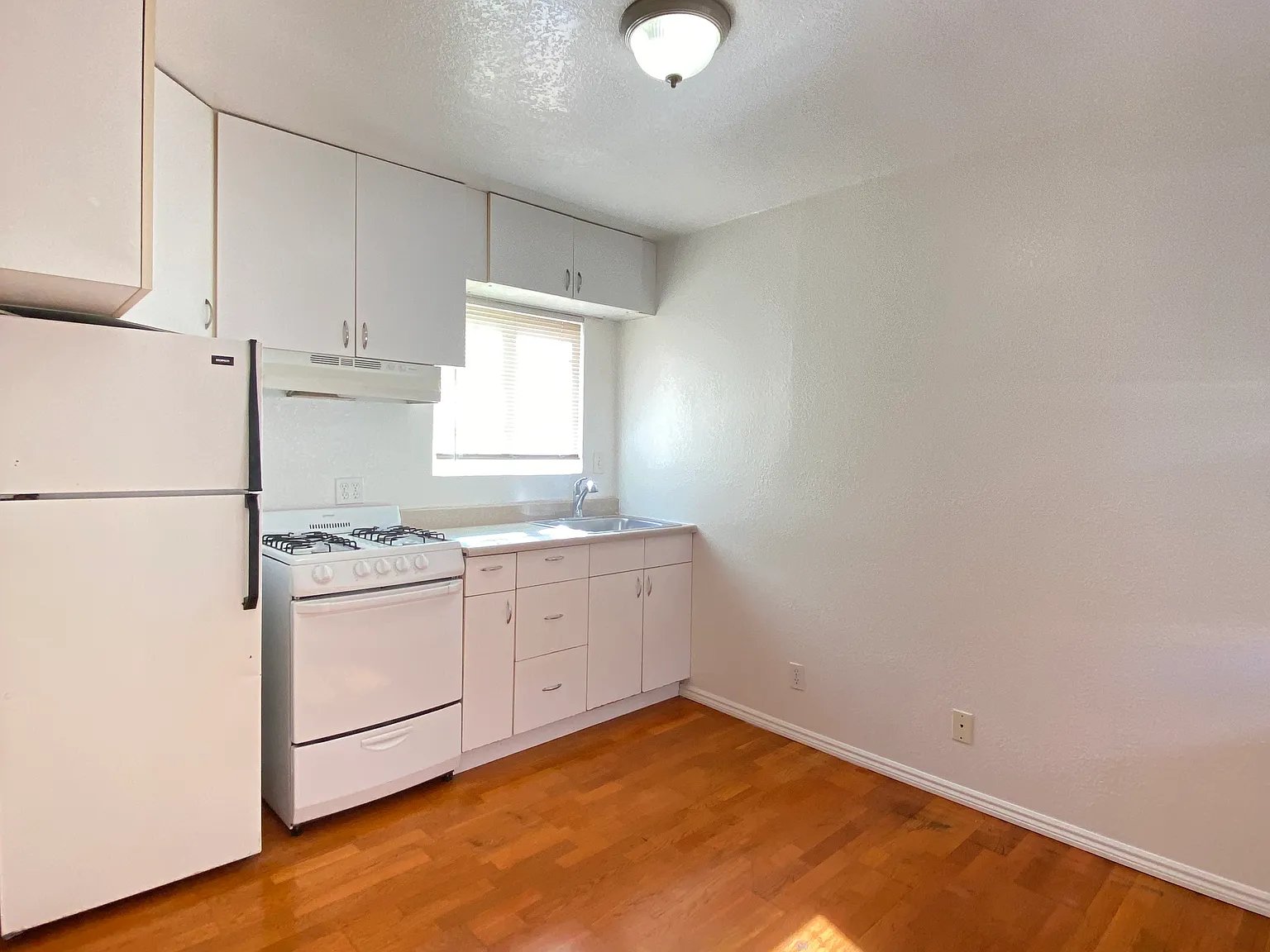 1 bed, 400 sqft, $2,100 — Photo 2