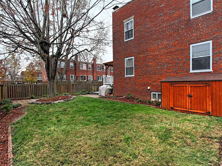 1600 Suter St — Photo 5