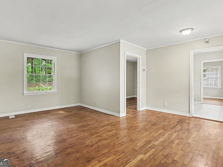 3743 Poplar Dr — Photo 6