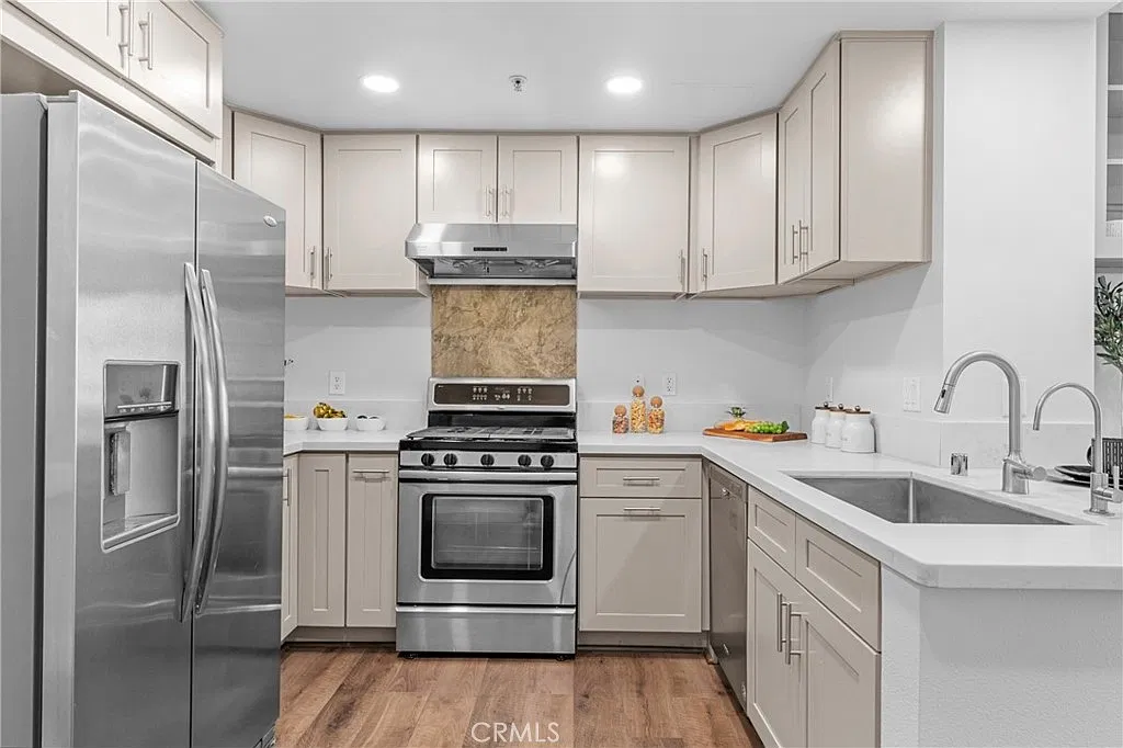 2 bed, 2.5 bath, 1630 sqft, $4,300 — Photo 3