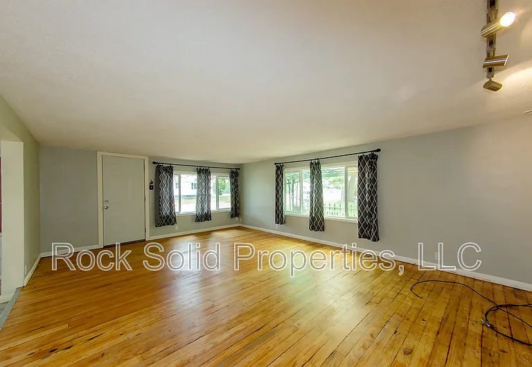 210 Seymour Ave — Photo 10
