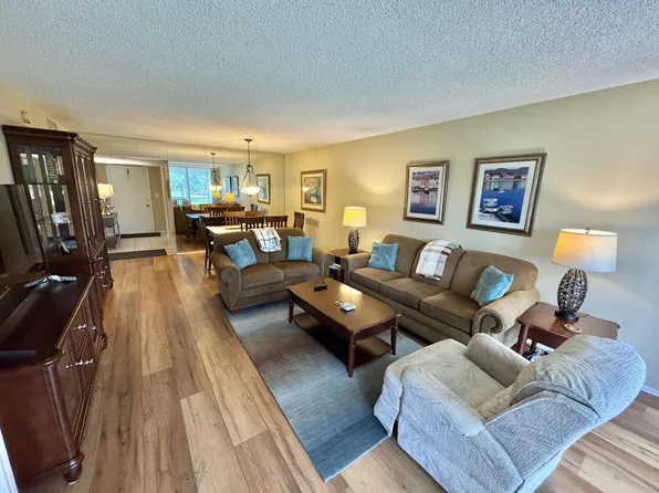 575 Oaks Lane #209, Pompano Beach, FL 33069