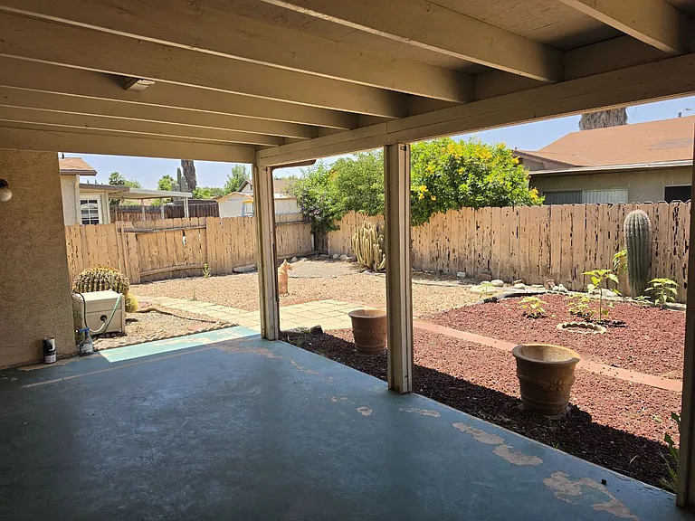 Corona St — Photo 17