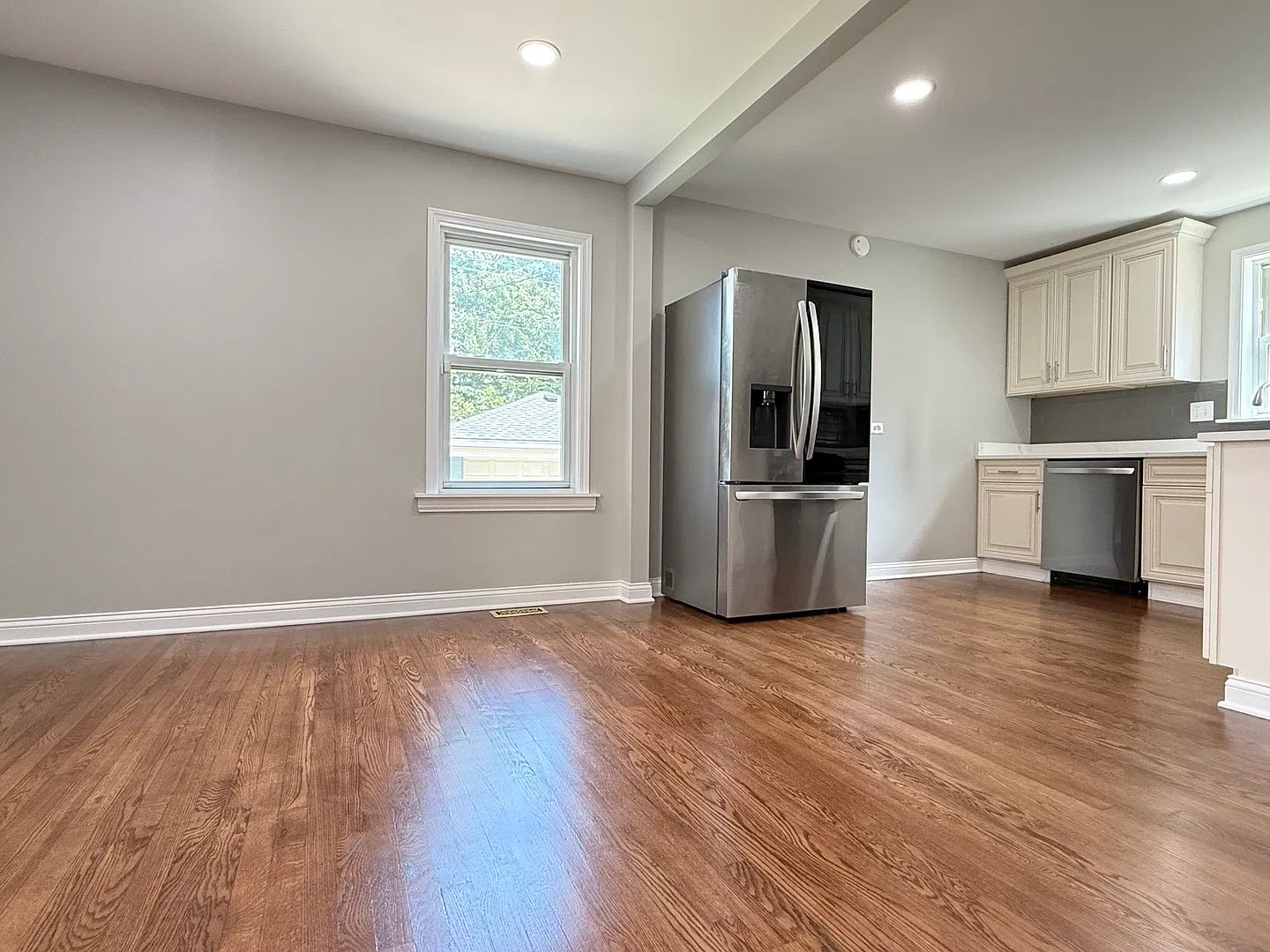 4 bed, 2500 sqft, $4,950 — Photo 3