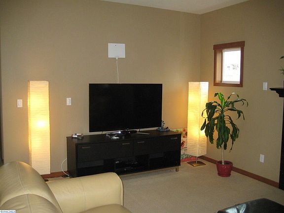 5th image of 545 NW Carley Ave