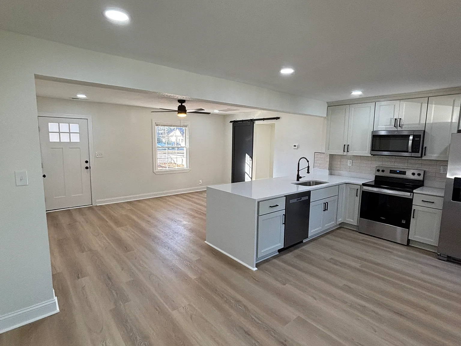 3 bed, 1400 sqft, $2,200 — Photo 2