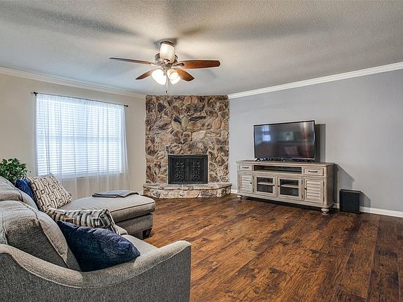 5th image of 901 Rolling Meadows Dr
