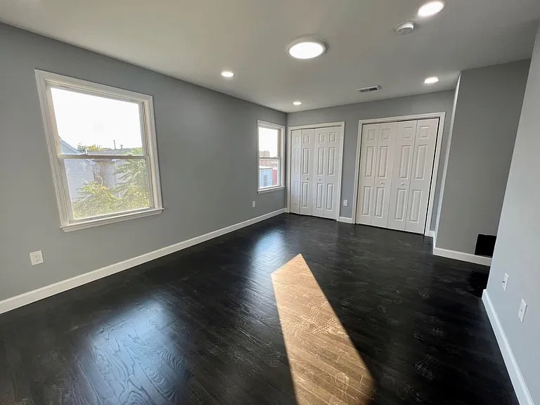 135 Oxford Ave #2 — Photo 9