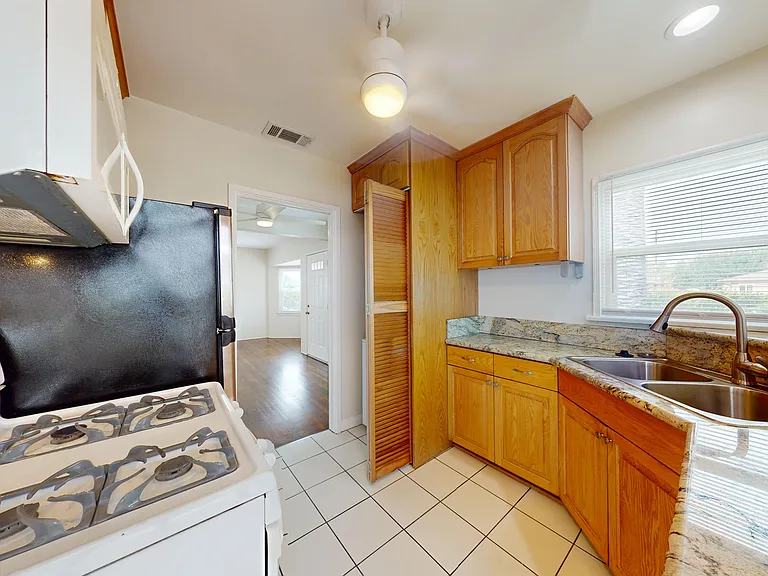 1502 N Hollywood Way #A — Photo 11