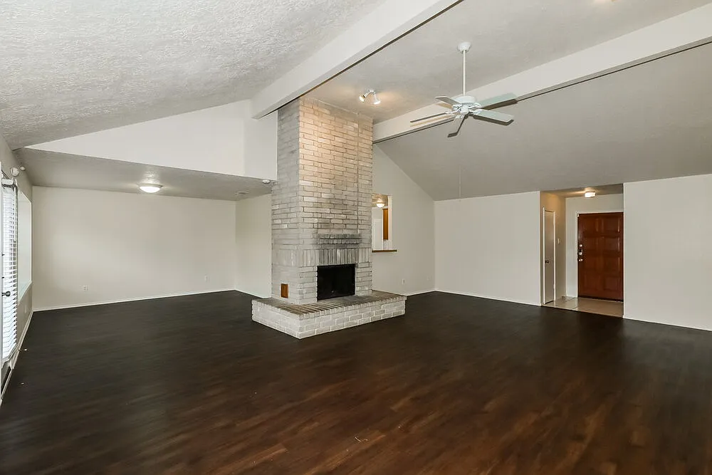4 bed, 2.0 bath, 2050 sqft, $2,145 — Photo 3
