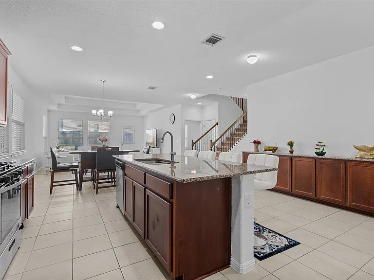 325 La Joya Pass — Photo 9