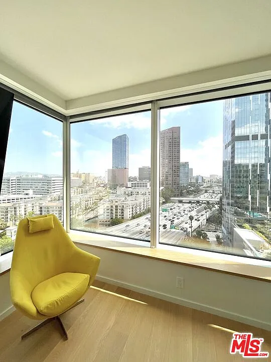 2 bed, 2.0 bath, 1365 sqft, $4,900 — Photo 3