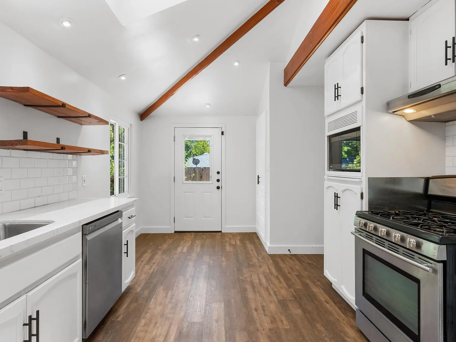 3 bed, 1063 sqft, $3,950 — Photo 4