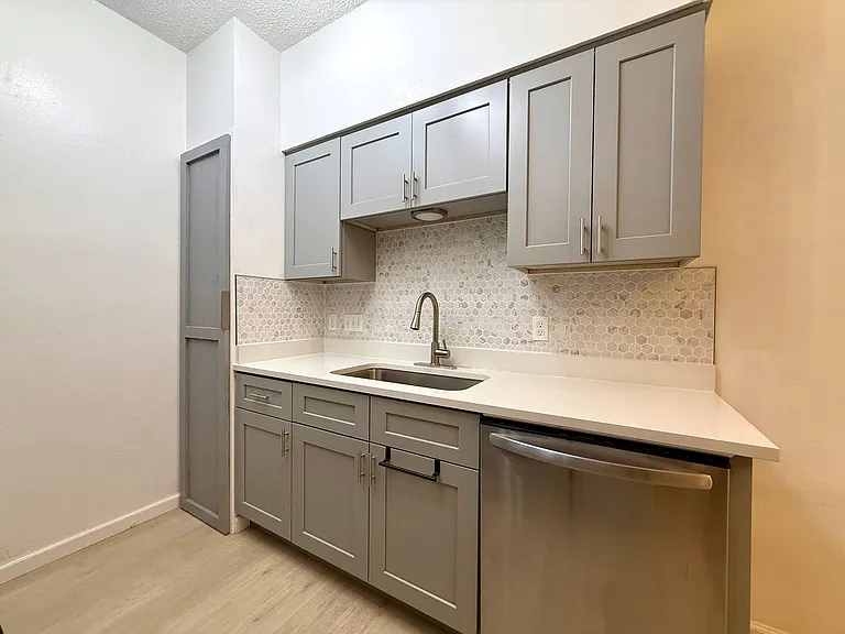 203 E 31st St #101 — Photo 6
