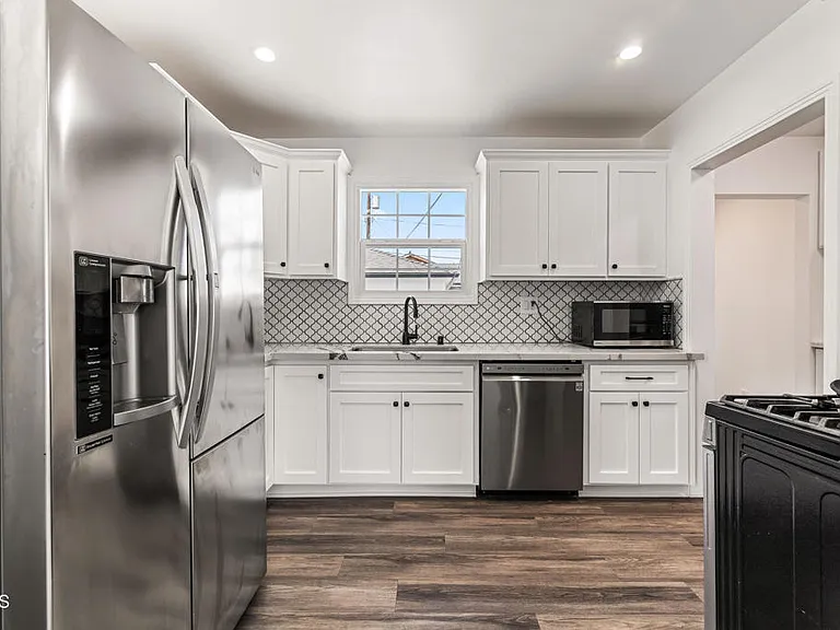 7637 Radford Ave — Photo 4