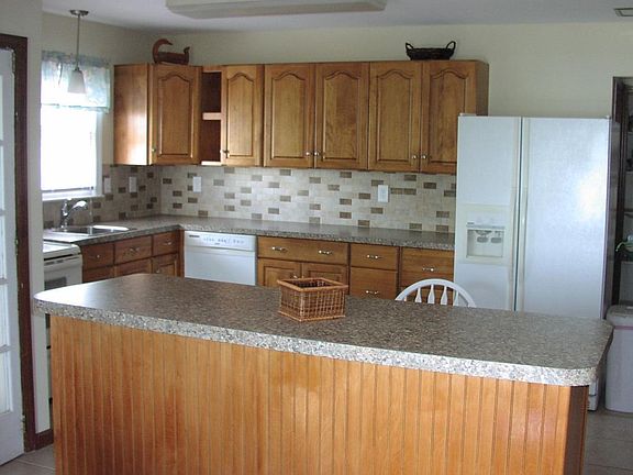 Eat in Kitchen with Dishwasher, Microwave, Oven/Range and Do