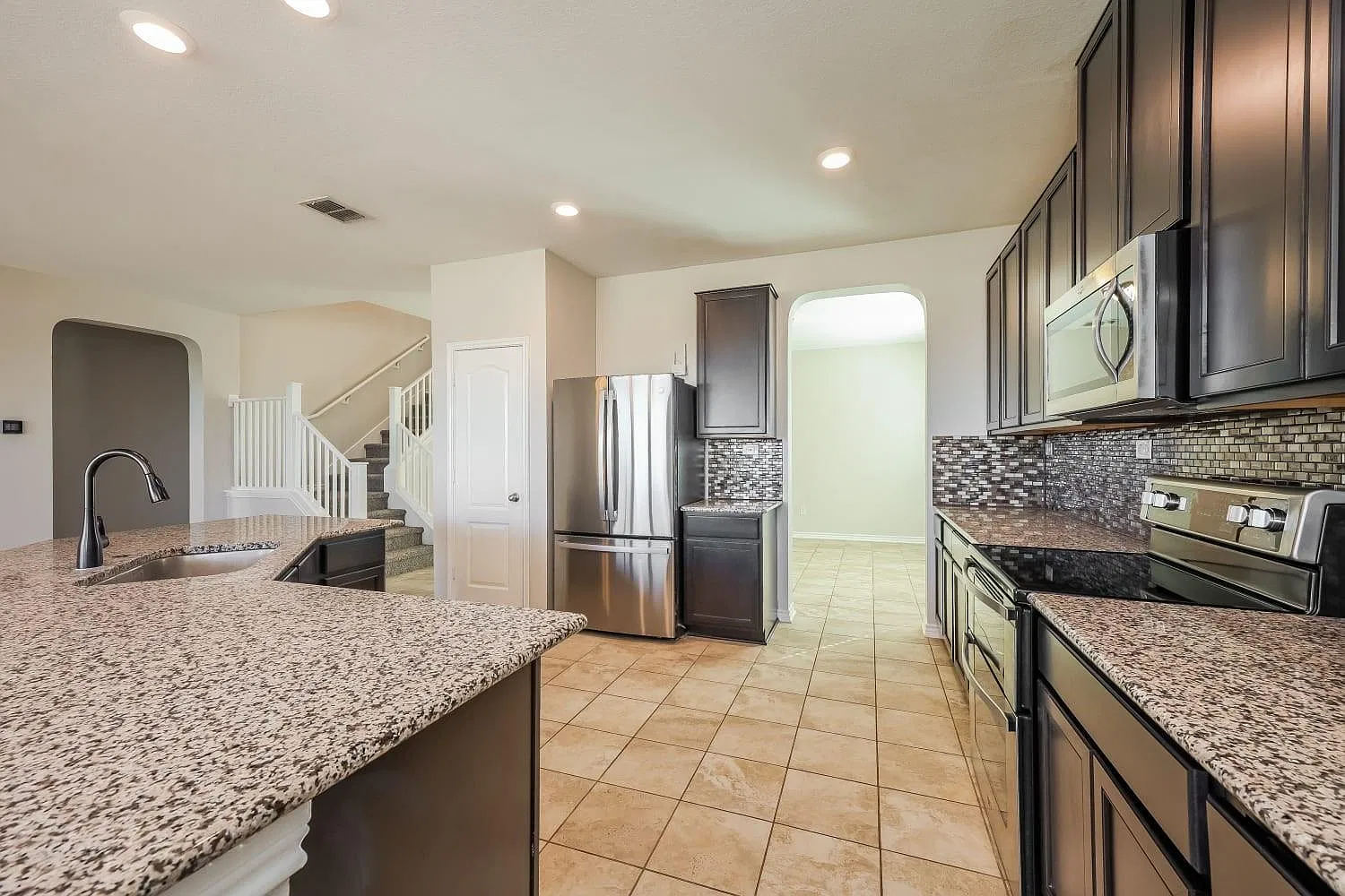 4 bed, 2.5 bath, 2508 sqft, $2,065 — Photo 3