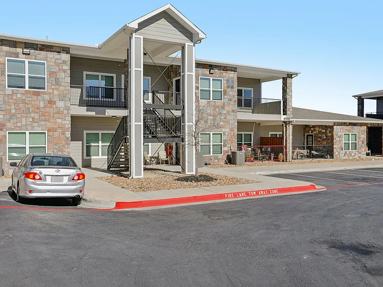 Horseshoe Apartments — Photo 6