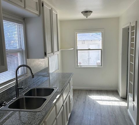 4th image of 205 Myrtle St