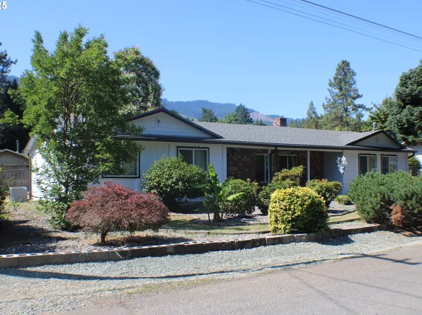 271 Sunset Dr, Canyonville, OR 97417