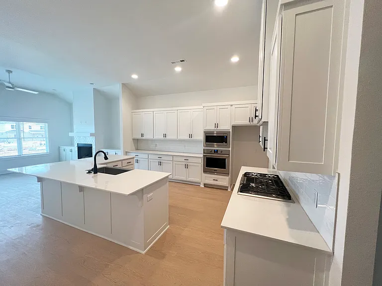 6304 Luna Ln — Photo 3