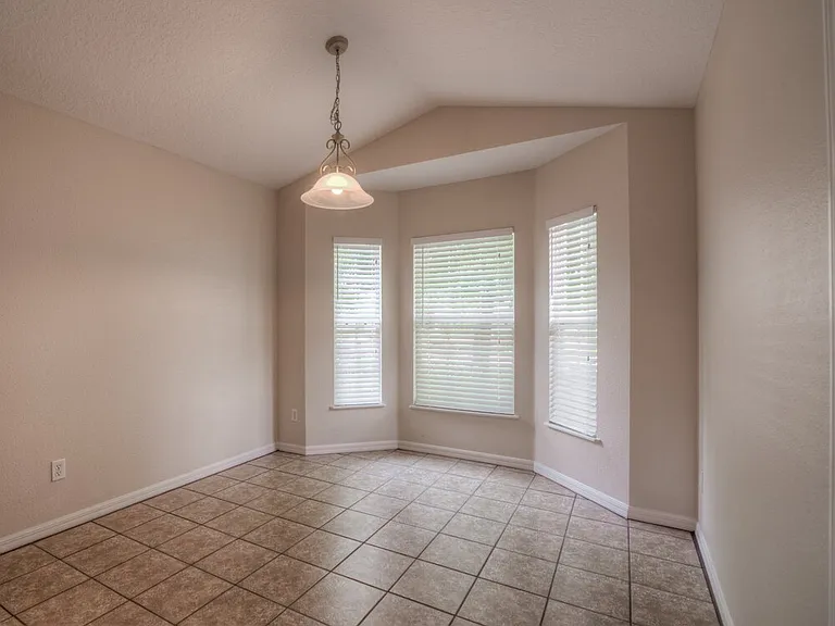 4612 Woodford Dr — Photo 6
