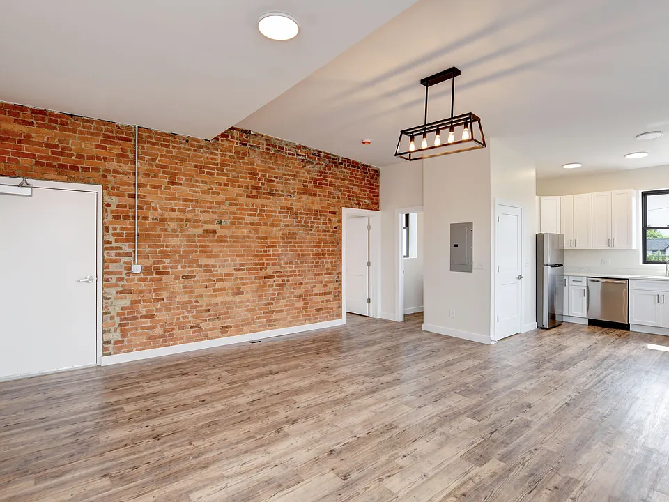 105 Parsons Ave #4