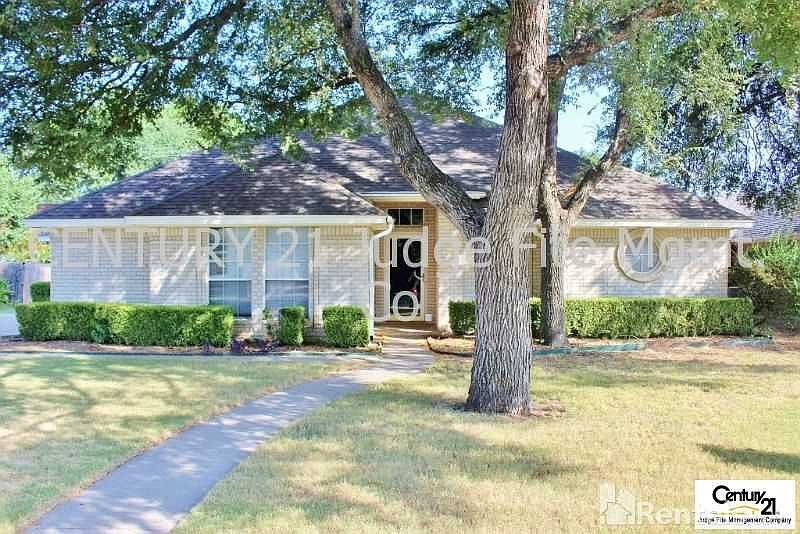 1st image of 907 Red Oak Dr