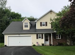 8 Hampton Cir, Fairport, NY 14450