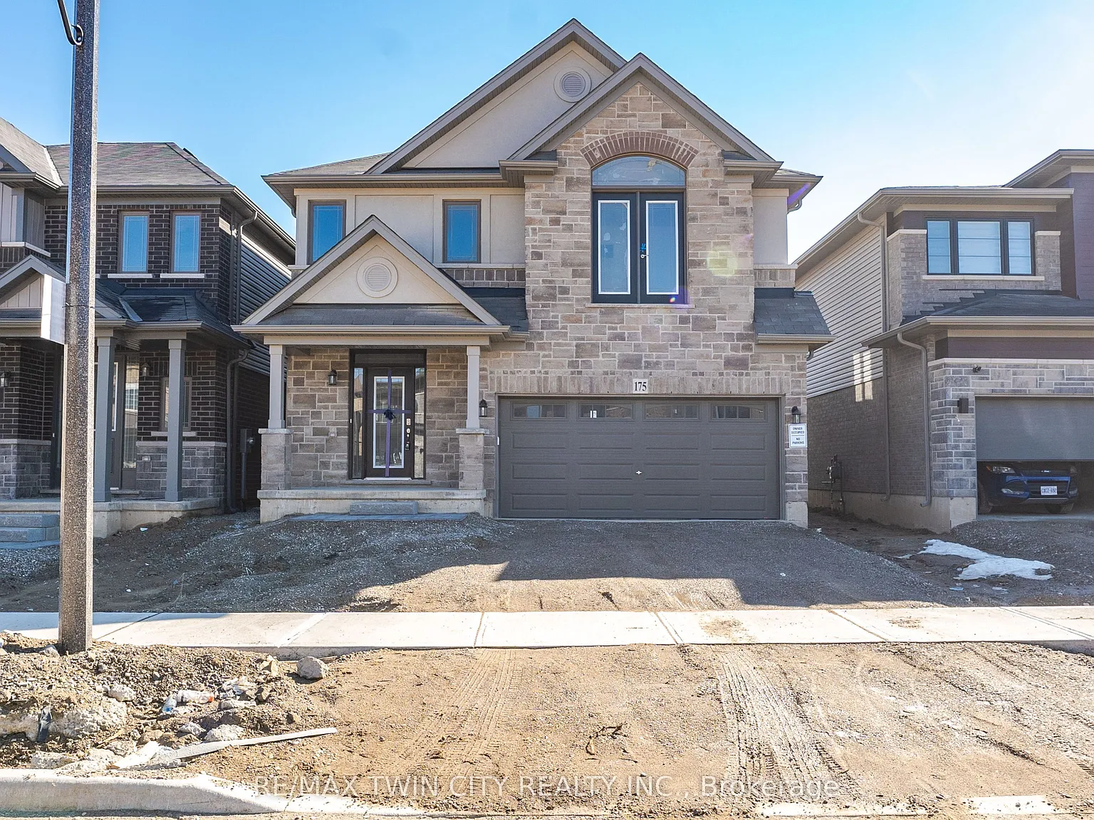 4 bed, $2,800 — Photo 1