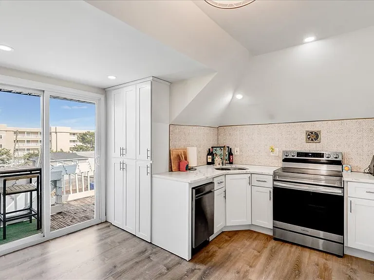606 Beach Ave #3 — Photo 7
