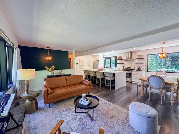 35014 High Dr, Abbotsford, BC V2S 4P6