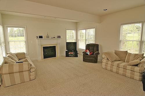 SPACIOUS FAMILY ROOM