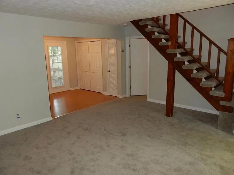 500 Debbie Dr — Photo 4