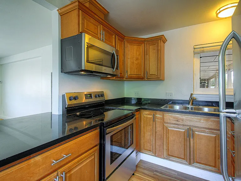 805 W 9th St — Photo 12