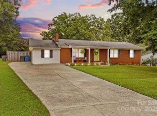 1128 Fulton Dr, Statesville, NC 28677