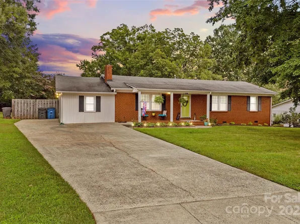 1128 Fulton Dr, Statesville, NC 28677