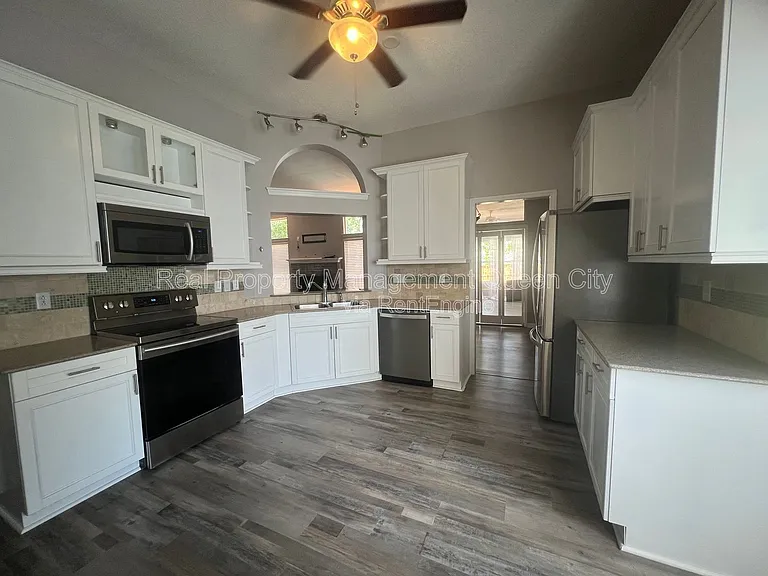 3910 Armitage Dr — Photo 8