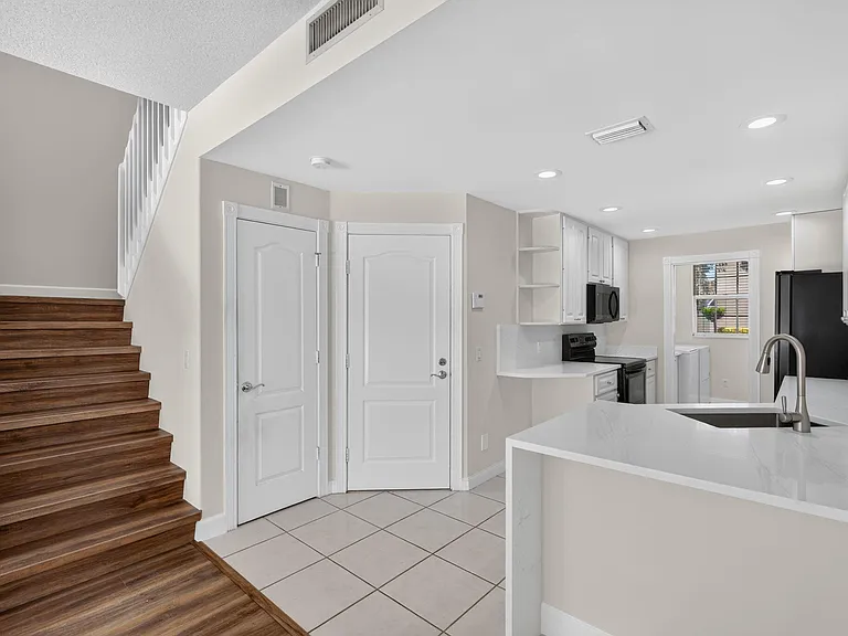 112 Santa Barbara Way — Photo 17