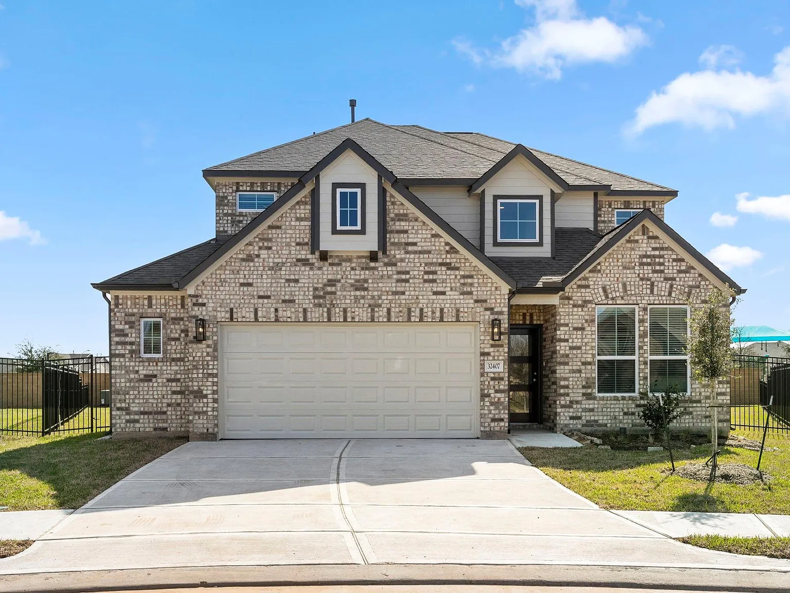 4 bed, 3.5 bath, 2885 sqft, $2,900 — Photo 1