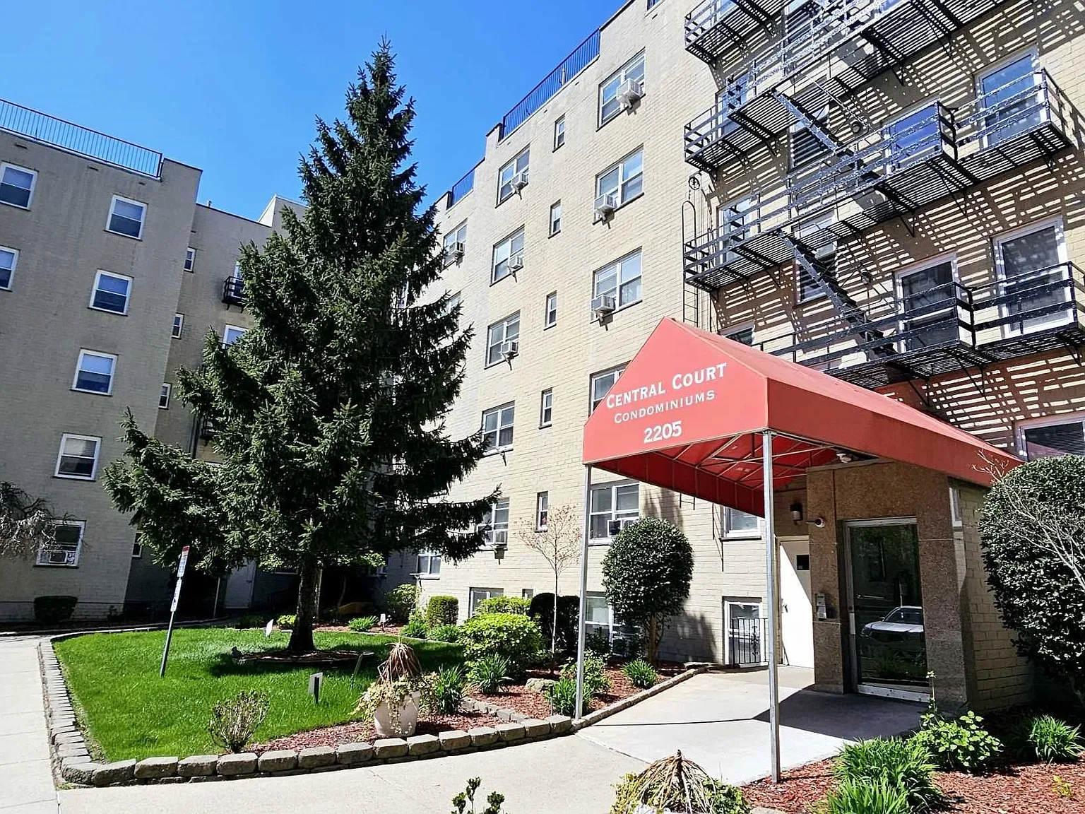 2 bed, 850 sqft, $2,700 — Photo 1