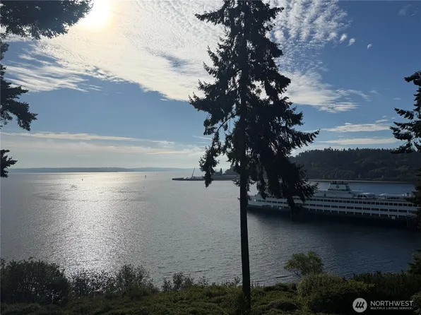 965 Winslow Way #402, Bainbridge Island, WA 98110