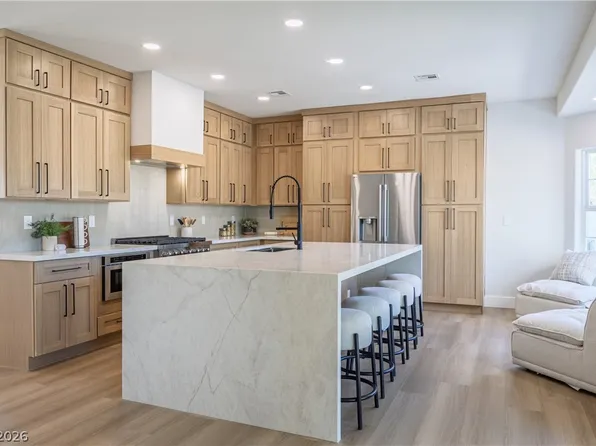 8016 Golfers Oasis Dr, Las Vegas, NV 89149