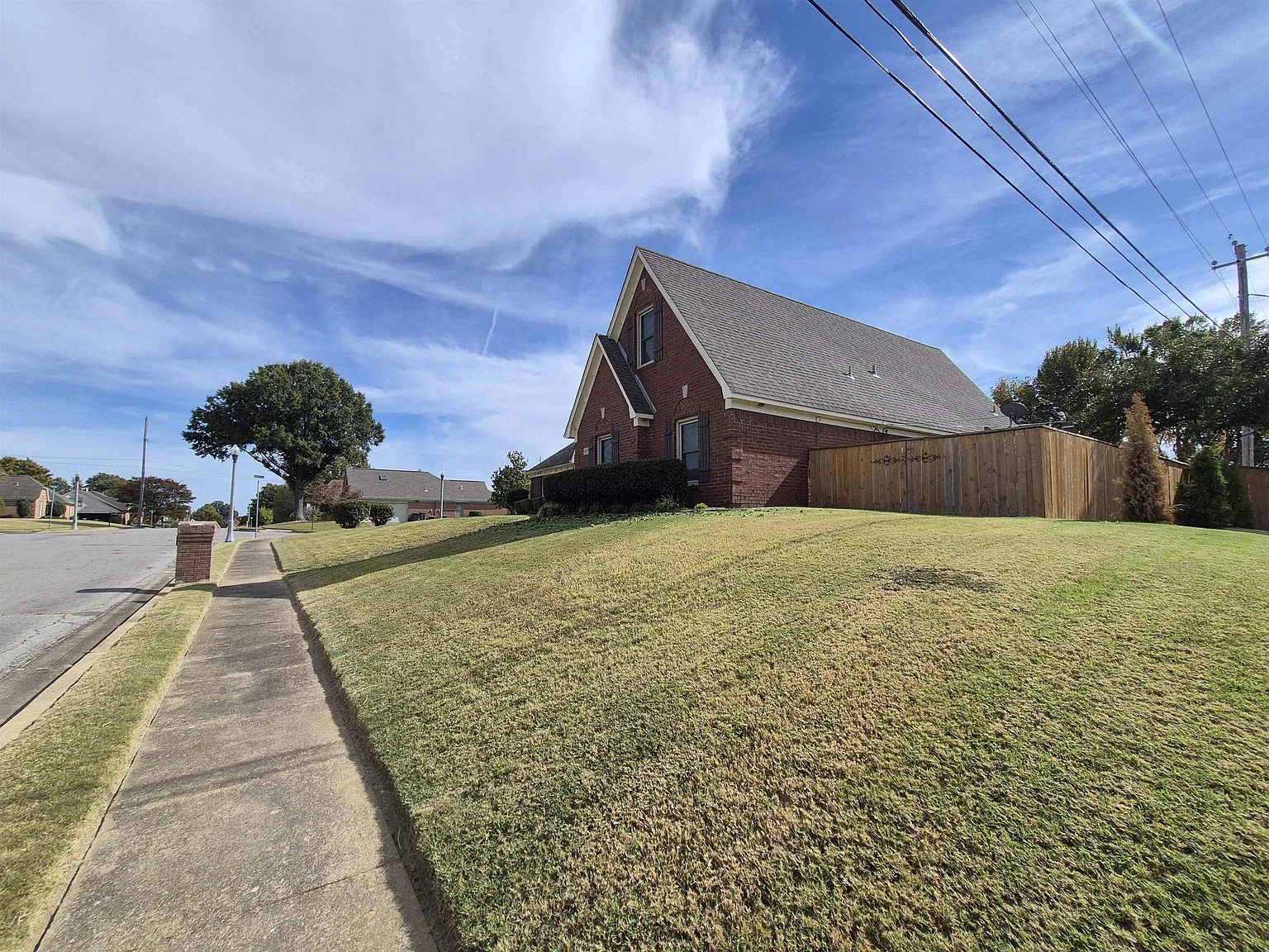 4 bed, 3.0 bath, 2260 sqft, $2,295 — Photo 2