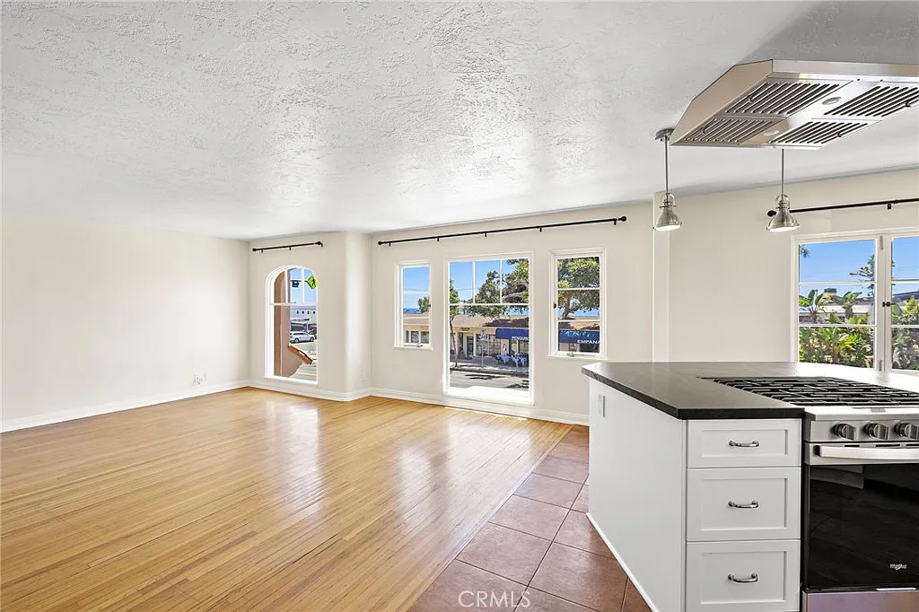 2 bed, 900 sqft, $5,500 — Photo 2