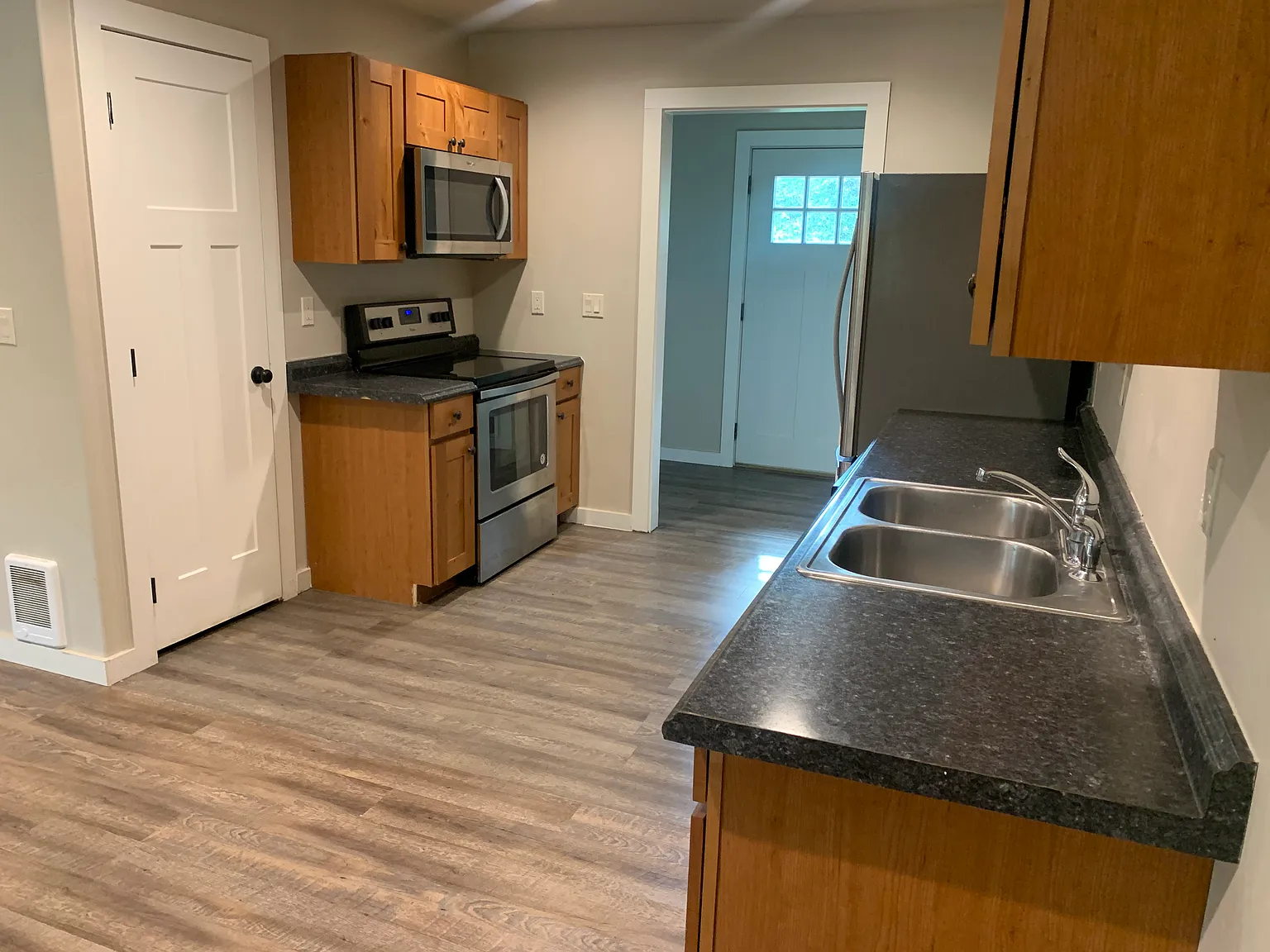 3 Bedroom 2 Bath Open Floor Plan Duplex — Photo 4