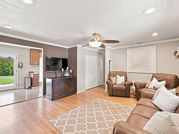 3rd image of 8491 Wade Ct