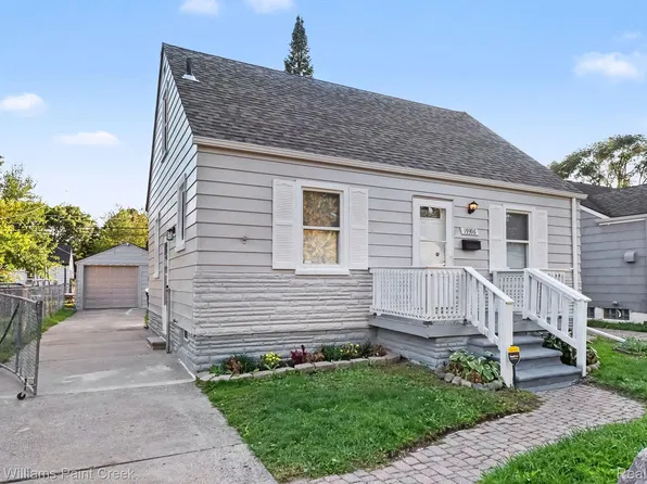 19396 Elkhart St, Harper Woods, MI 48225